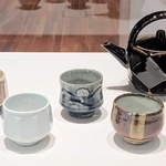 名匠・河井寛次郎が手がけた土瓶や湯碗＝兵庫陶芸美術館