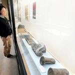 家紋入りの瓦などが並ぶ会場＝丹波篠山市立歴史美術館