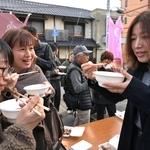 猪肉を煮込んだ「ぼたん汁」を味わう観光客や地元住民ら＝丹波篠山市北新町