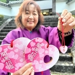 境内のモミジにちなんだハート形の絵馬＝文保寺