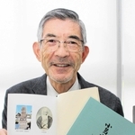 新著を手にする西野博詞さん＝丹波市内