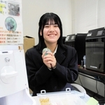 キーホルダーを製作する楽しさを語る生徒＝丹波市春日町棚原