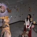 木彫でアトリエから宇宙までさまざまな空間を再現　はしもとみおさんが植野記念美術館で個展