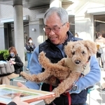 表彰を受ける飼い主と愛犬＝丹波市山南町谷川