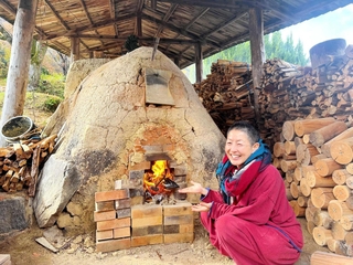 「丹波焼最古の登窯」に自作の器を詰め、火入れした玉木新雌さん＝丹波篠山市今田町上立杭
