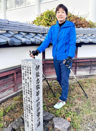 ノルディックウオーキングで、「伊能忠敬笹山領測量の道」の石柱を巡るイベントを始める小島さん＝丹波篠山市北新町
