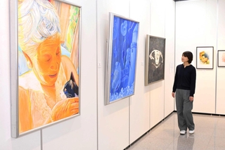 丹波市３高校の生徒らによる作品が並ぶ会場＝植野記念美術館