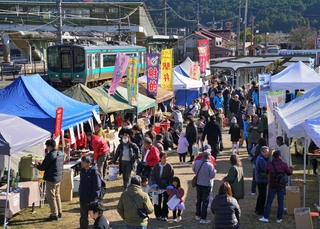 加古川線の線路沿いを会場に開かれ、多くの人でにぎわった「谷川昼市」＝丹波市山南町池谷