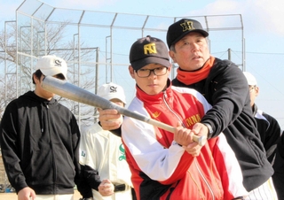中学生にバッティングフォームを指導する水口栄二さん＝丹波篠山市東沢田
