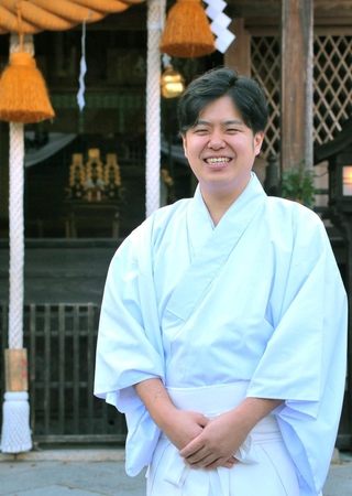 地域の歴史と文化が息づく春日神社を守りたいと神職の資格を取得した瀬戸大喜さん＝丹波篠山市黒岡、春日神社