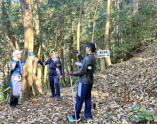 山中で、山城の構造に関する設問への回答のため、撮影する参加者＝丹波篠山市細工所