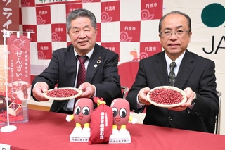 丹波大納言小豆の作付面積維持・拡大を呼びかける丹波市の林時彦市長（左）とＪＡ丹波ひかみの藤原昌和組合長＝丹波市氷上町市辺