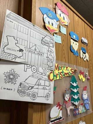 親しみやすい駐在所にしようと手作りしている壁面飾りや塗り絵＝丹波篠山市畑宮、畑駐在所