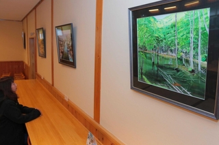 カウンター席前の壁面も展示スペースに活用。食事や休憩に訪れる多くの人たちの目に触れる＝いずれも丹波市春日町七日市