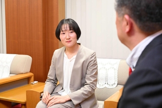 丹波市の地域おこし協力隊に着任した潮華音さん＝丹波市役所