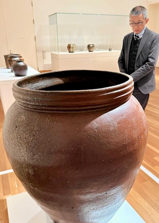 人が入れるほどのサイズの「赤土部大甕」＝兵庫陶芸美術館