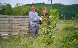 駐在所勤務で住んだ日置地区に定住し、市職員に転身した宮本清輝さん（左）と妻の恵さん＝丹波篠山市野々垣