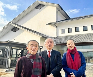 陶芸美術館の前に立つ（左から）元学芸課長の長谷川真さん、名誉館長の三木哲夫さん、学芸員のマルテル坂本牧子さん＝丹波篠山市今田町上立杭