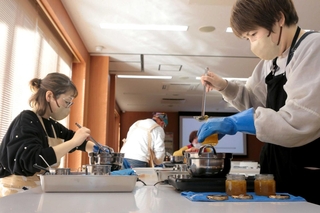 篠山産業高校の生徒たちが作ったブドウを煮詰め、ジャムを作る参加者たち＝丹波篠山市北