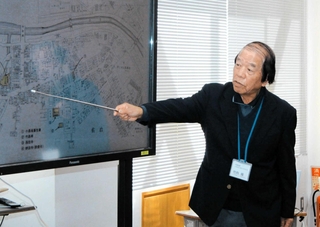 小島省斎の足跡を語る竹内脩さん＝丹波市青垣町佐治