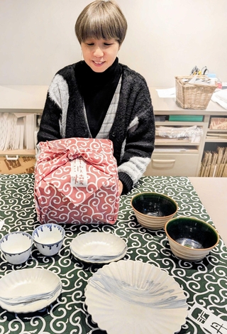 お値打ちの丹波焼の器が詰まった「福風呂敷」＝立杭陶の郷