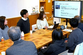 篠山イノベーターズスクールの卒業生が自身の経験談を話した座談会＝丹波篠山市大沢