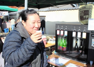 試飲を楽しむ来場者＝丹波市市島町中竹田