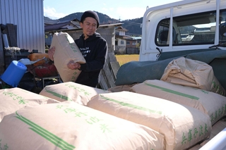 米の出荷作業を進める丹波わっしょい農園の中川清二さん＝丹波市春日町多利