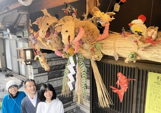 手作りのしめ飾りを見上げる大森さん一家＝丹波市氷上町谷村