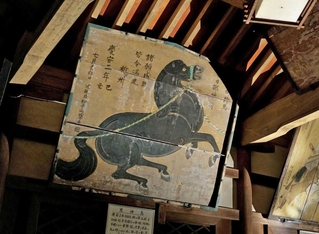 夕闇の中、ライトで照らし出した「黒神馬絵馬」。あふれる躍動感は、絵から抜け出したという伝説も信じたくなるほどだ＝丹波篠山市黒岡