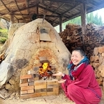 「丹波焼最古の登窯」に自作の器を詰め、火入れした玉木新雌さん＝丹波篠山市今田町上立杭