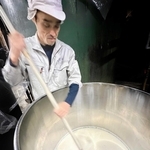 酒母を櫂で混ぜる杜氏の湊洋志さん＝丹波篠山市大沢