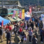 加古川線の線路沿いを会場に開かれ、多くの人でにぎわった「谷川昼市」＝丹波市山南町池谷
