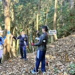 山中で、山城の構造に関する設問への回答のため、撮影する参加者＝丹波篠山市細工所