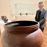 人が入れるほどのサイズの「赤土部大甕」＝兵庫陶芸美術館