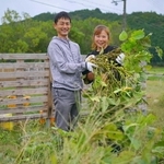 駐在所勤務で住んだ日置地区に定住し、市職員に転身した宮本清輝さん（左）と妻の恵さん＝丹波篠山市野々垣