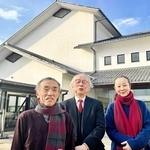 陶芸美術館の前に立つ（左から）元学芸課長の長谷川真さん、名誉館長の三木哲夫さん、学芸員のマルテル坂本牧子さん＝丹波篠山市今田町上立杭