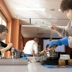 篠山産業高校の生徒たちが作ったブドウを煮詰め、ジャムを作る参加者たち＝丹波篠山市北