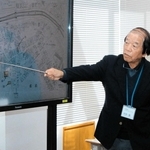 小島省斎の足跡を語る竹内脩さん＝丹波市青垣町佐治