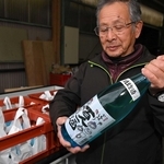 地元住民らによって出荷される純米生酒「かものしょう百人一酒」＝鴨庄酒造