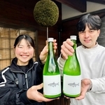 ラベルにニホンメダカをあしらった発泡性清酒「ミチのムコウ」＝狩場一酒造