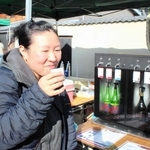 試飲を楽しむ来場者＝丹波市市島町中竹田