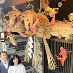 手作りのしめ飾りを見上げる大森さん一家＝丹波市氷上町谷村