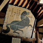 夕闇の中、ライトで照らし出した「黒神馬絵馬」。あふれる躍動感は、絵から抜け出したという伝説も信じたくなるほどだ＝丹波篠山市黒岡