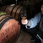 貯蔵するブランデーの熟成度合いを確かめる蔵人の浜木大輔さん＝丹波市市島町中竹田