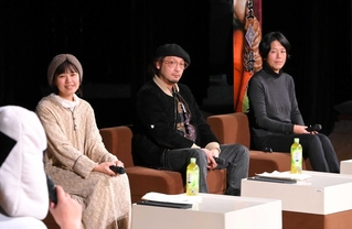 昨年１２月の「オーガニックフェア」のトークショーに登壇し、有機給食の取り組みを紹介した都倉愛子さん（右端）や藤本理恵さん（右から３人目）ら＝丹波市柏原町柏原