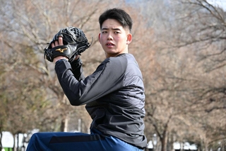 地元・丹波市で自主トレーニングに励む阪神タイガースの早瀬朔選手＝丹波年輪の里（丹波市提供）