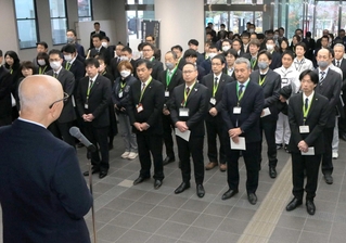 「仕事始めの会」に臨み、気持ちを新たにする市職員ら＝丹波篠山市北新町