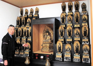 三十三体の観音像に囲まれるように安置された聖観音像（中央）について語る金川文雄さん＝丹波市春日町山田