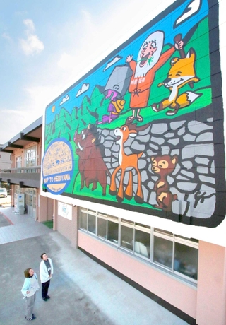 外壁の広いスペースを生かして描かれた荻原さん作の壁画＝丹波市山南町和田